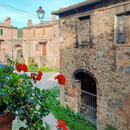 In With House A Panoramic View Monticiano